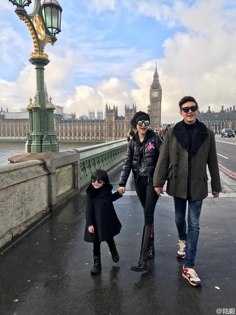 4 长腿家族!陆毅晒全家合影成长腿画卷