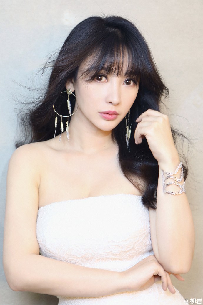柳岩着抹胸装凹凸有致眼神魅惑狂放电