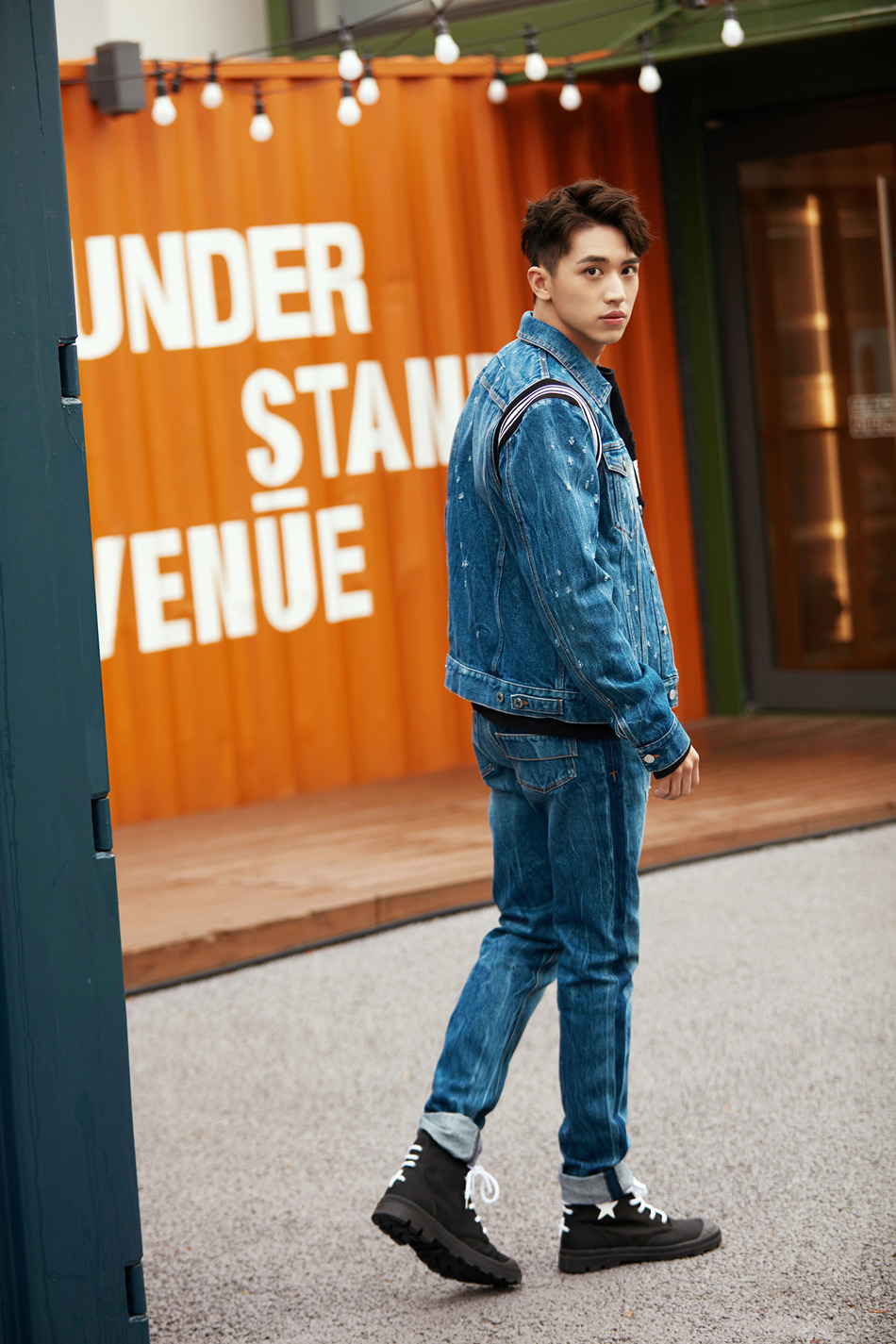 4 许魏洲最新街拍大片曝光 阳光牛仔装清新帅气