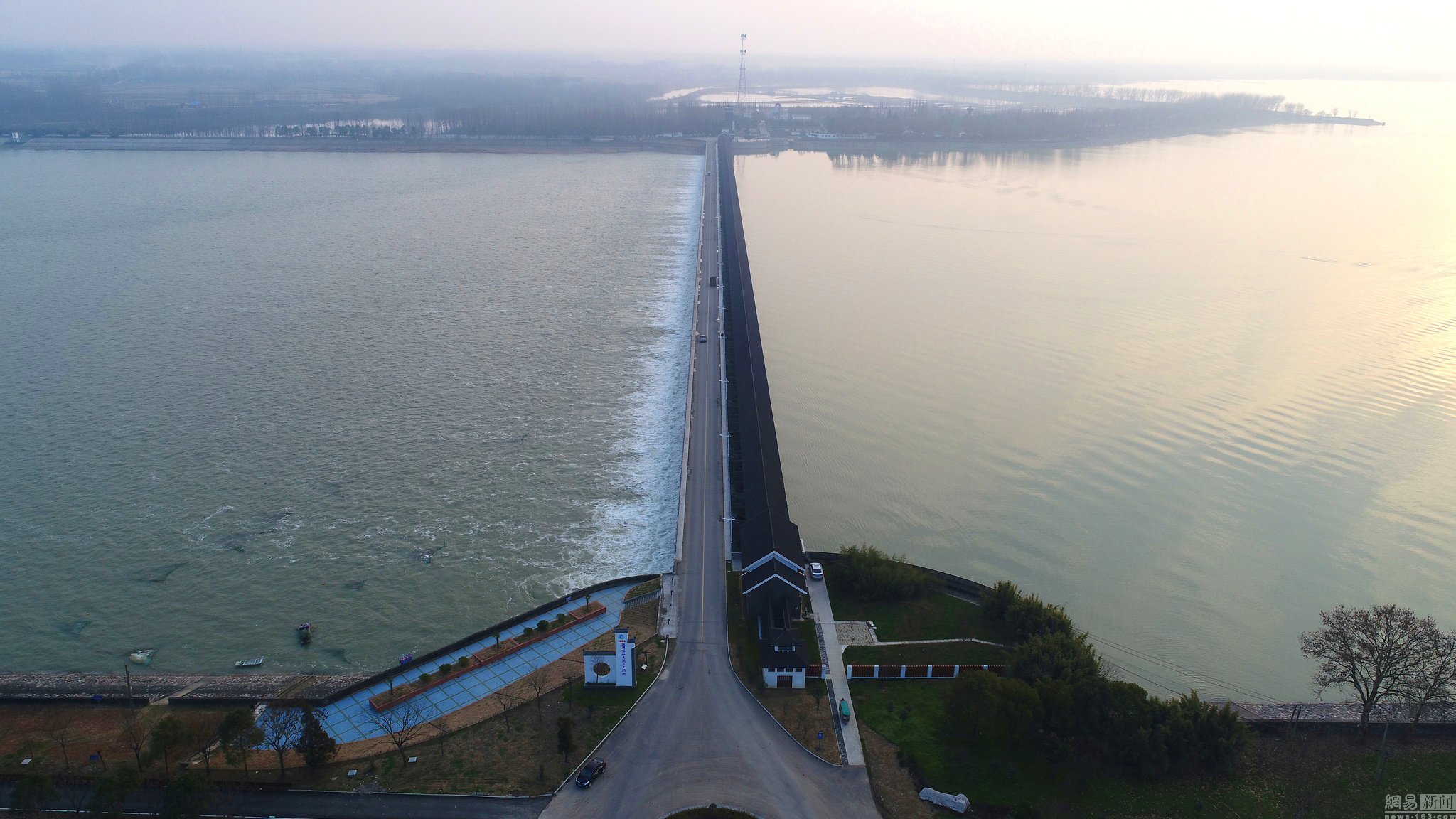 4 航拍江苏淮安洪泽湖水位泄洪控水位