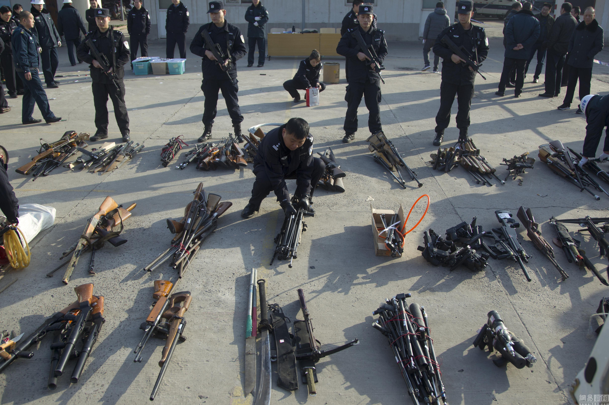 河南洛阳数百支非法枪械被投入熔炉集中销毁