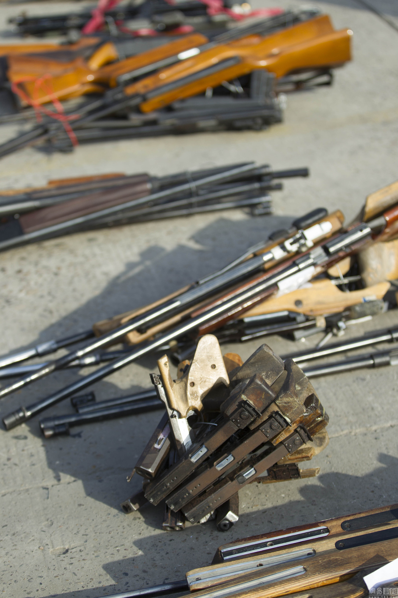 河南洛阳数百支非法枪械被投入熔炉集中销毁