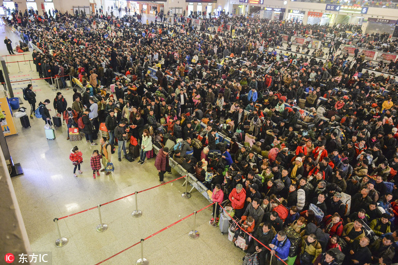 春运首日 武汉站壮观登车人流