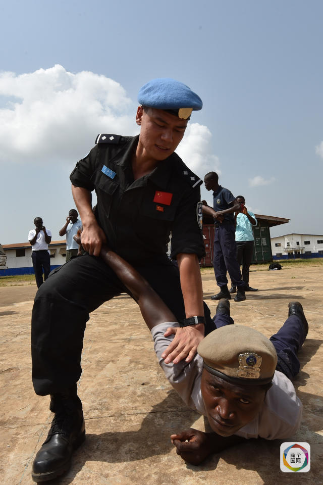 帅哭他们会功夫懂英文枪法准真给咱中国小伙儿长脸