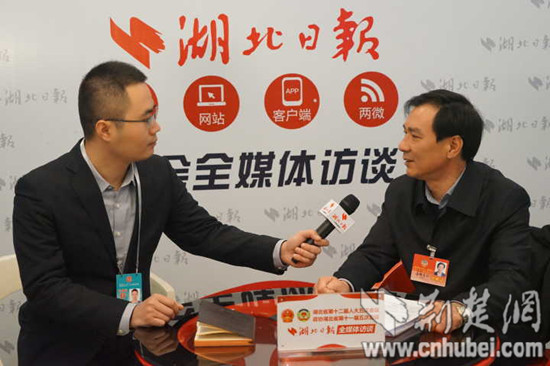 省政协委员漆雕良仁在湖北日报"两会"全媒体访谈室接受采访.