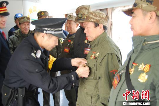 "乘坐k7807次列车的旅客进站后,6位老人热心地指引.