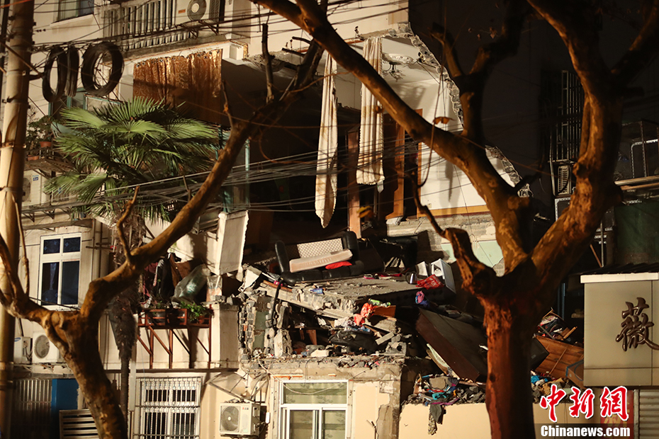 上海杨浦区一幢四层楼房外立面坍塌