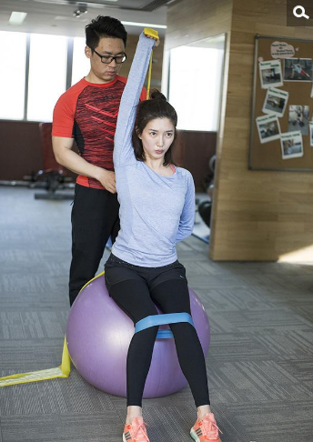 江疏影素颜晒运动照 高难倒立惊呆网友