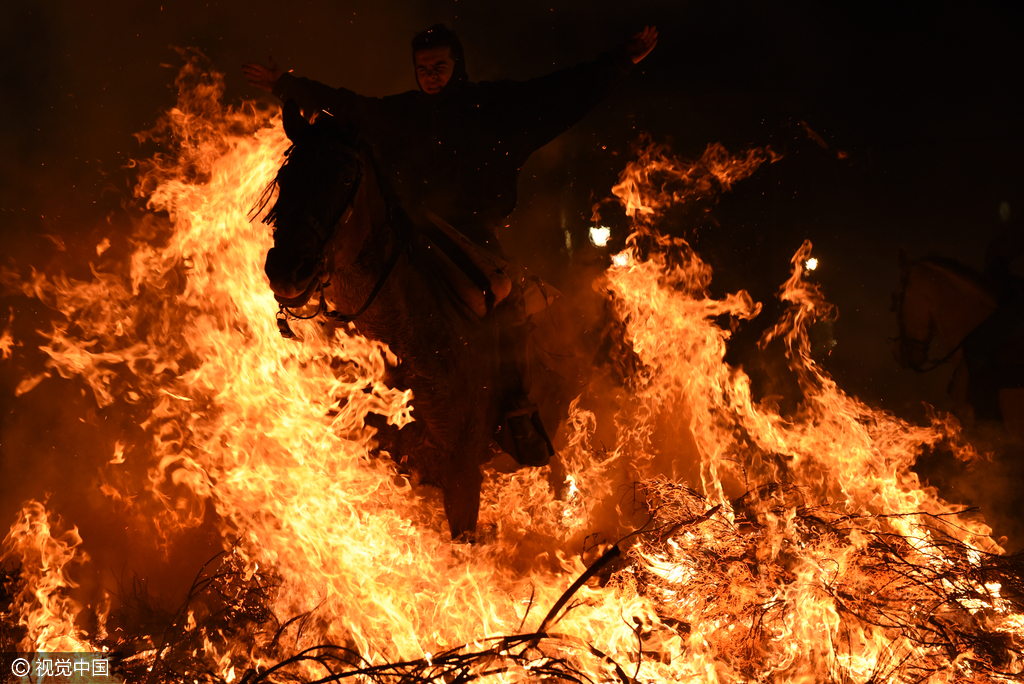 西班牙人庆祝圣安东尼节民众骑马跳火如战争片
