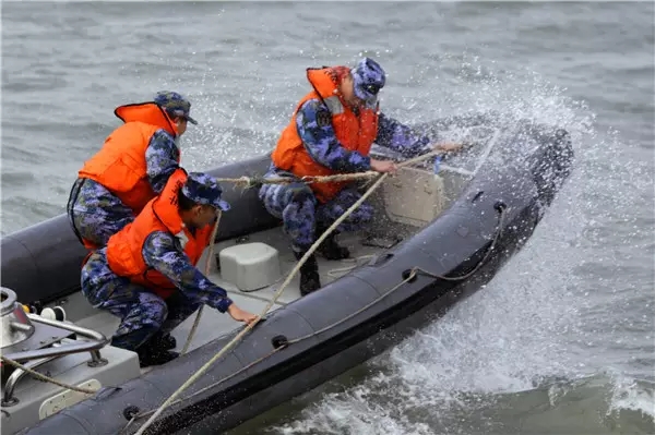 东海舰队现代舰苏30新年首训