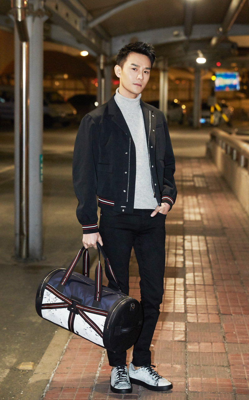 王凯雅痞帅气造型现身机场深夜启程巴黎时装周