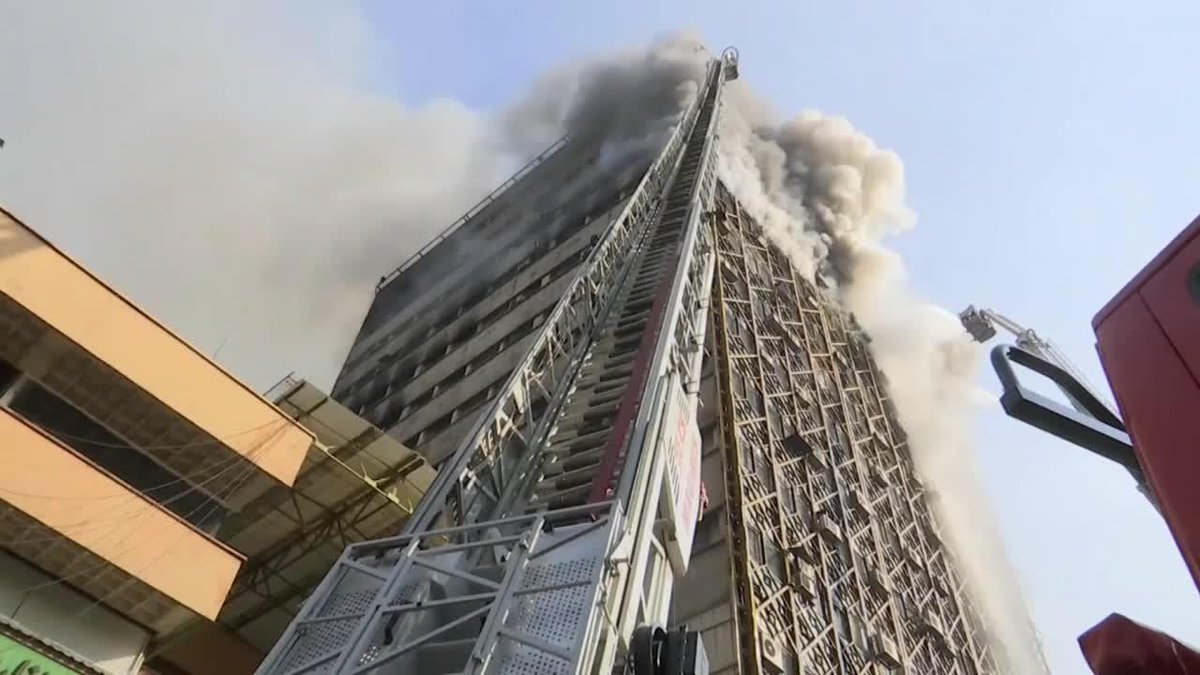 24 伊朗17层高大楼起火后倒塌致消防员被埋 至少30人殉职
