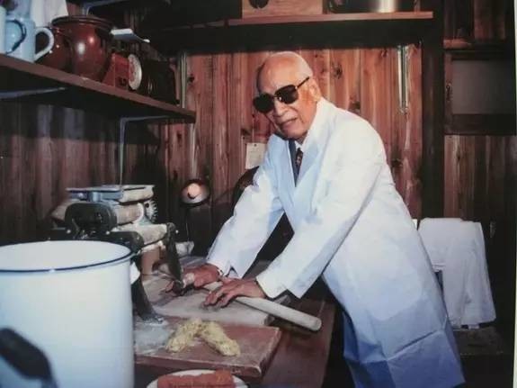 他是方便面之父 破产3次 被捕入狱 60岁靠一个杯具改变了世界