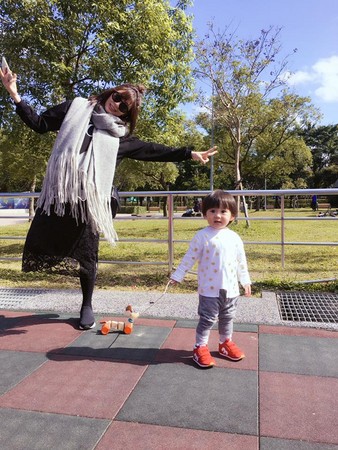 43岁贾静雯首晒7月孕照 肚子大到衣服遮不住了