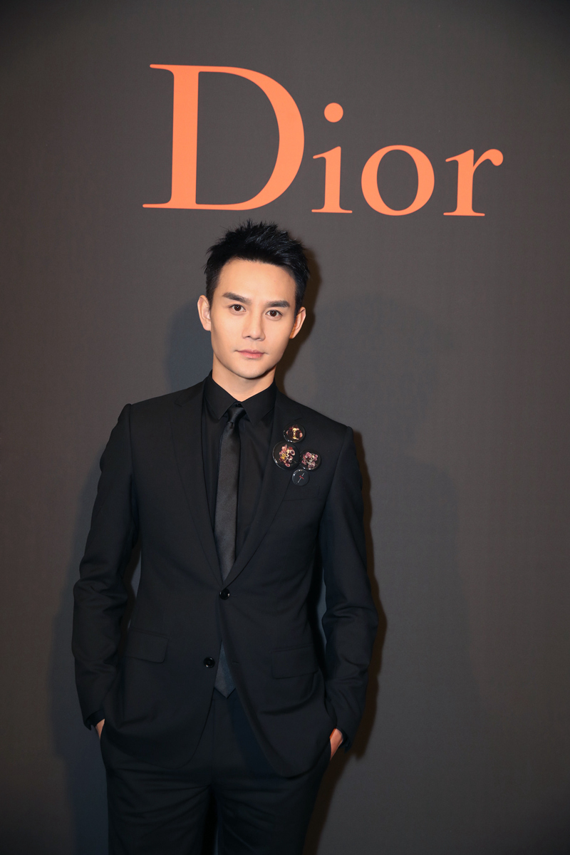 9 王凯亮相巴黎时装周 黑色西装低调奢华酷范十足