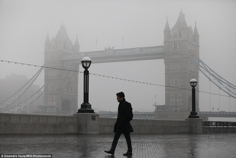 伦敦发布严重雾霾警告多架航班取消