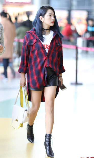 4 离开渣男变少女!何洁穿皮裤秀腿青春气息足