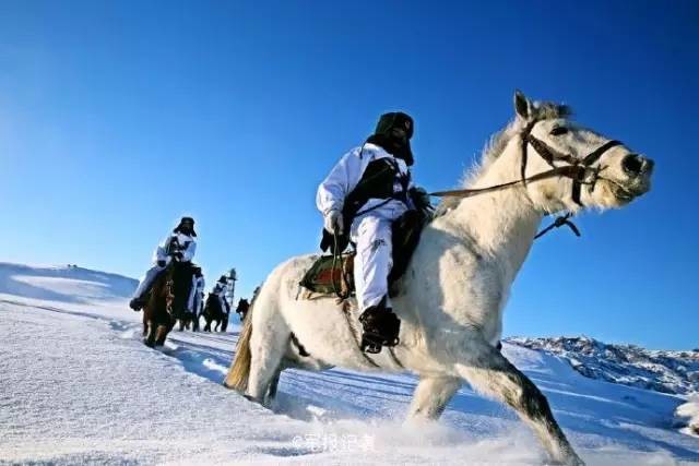 可我们的边防巡逻兵在执勤时竟需要翻过两座雪山,骑马挂枪过险关!