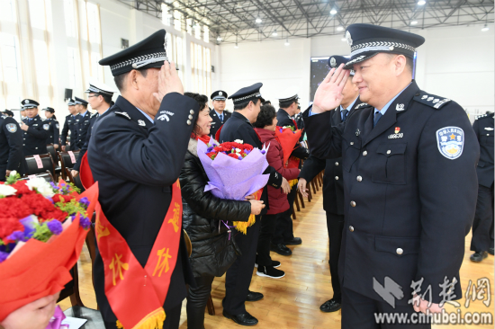 书记林海峰带领班子成员向退休民警和家属一一致敬,通讯员万新强摄