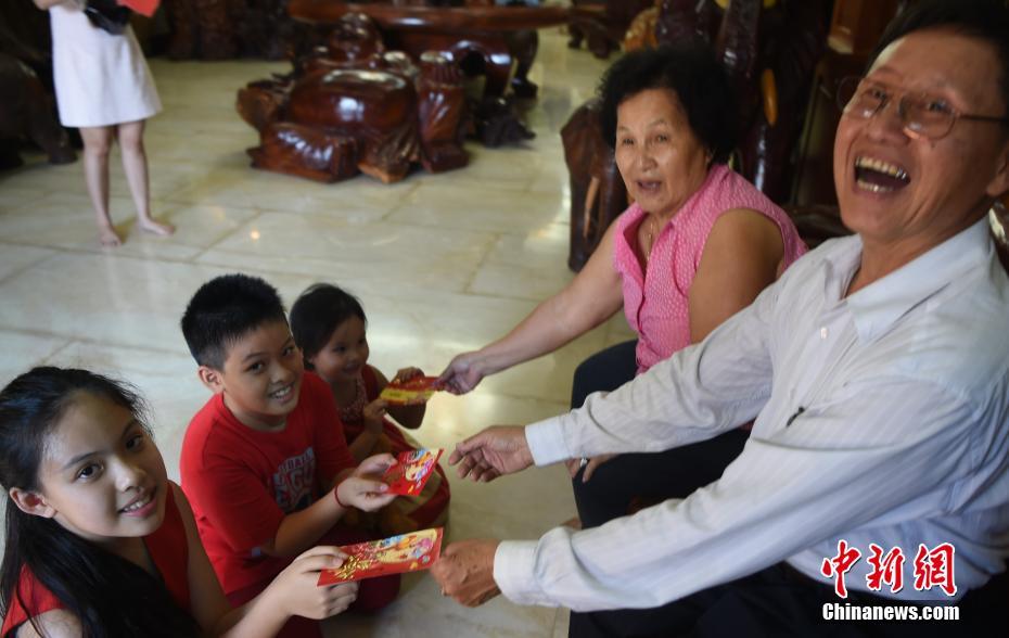 "年夜饭"成"中午团圆饭"的柬埔寨华裔家人