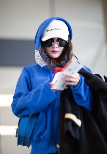 5 杨幂戴帽扮潮年头美到年尾 独身回北京