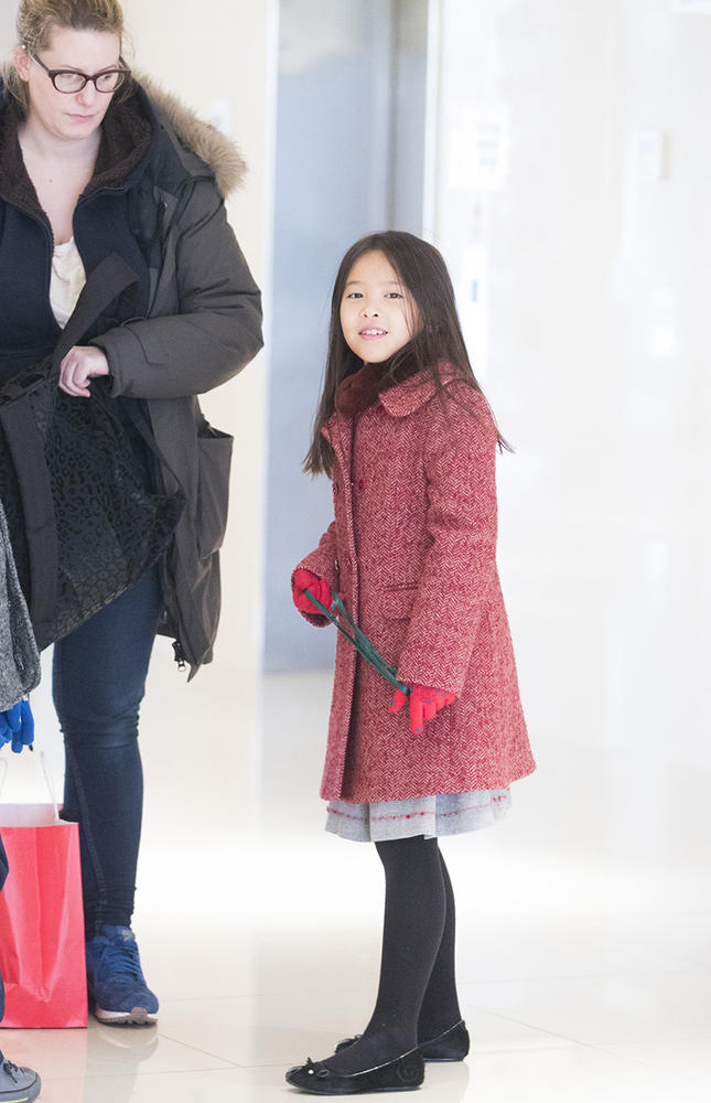 8 刘涛假日携儿女出行 天真烂漫乖巧可人