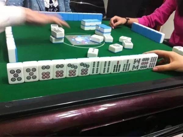 广州一女子通宵打麻将中风:边打边流口水 | 各位过年都拿命去玩吗?