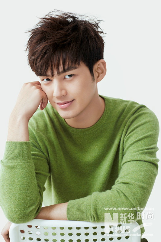 董力时尚大片净化眼球 绿色毛衣温暖清新