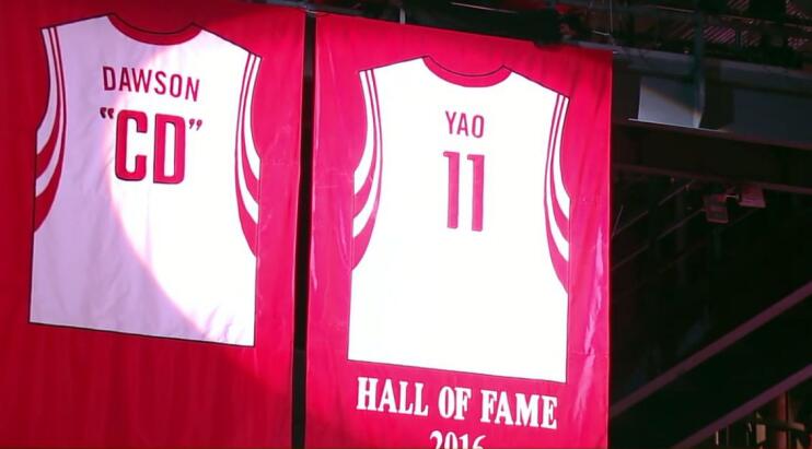 25 姚明球衣在火箭队丰田中心退役现场