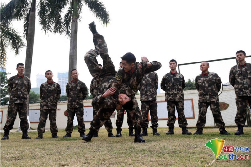 武警官兵正在进行擒敌术训练.通讯员 王俞,董亚涛 摄