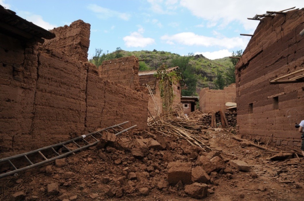 一群画风跑偏的建筑师跟村民一起盖土房子拿了联合国大奖 | 万丽 一席