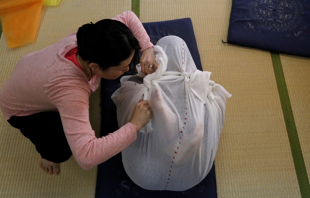 日本奇葩减压法火爆 成人包裹 治疗腰酸背痛