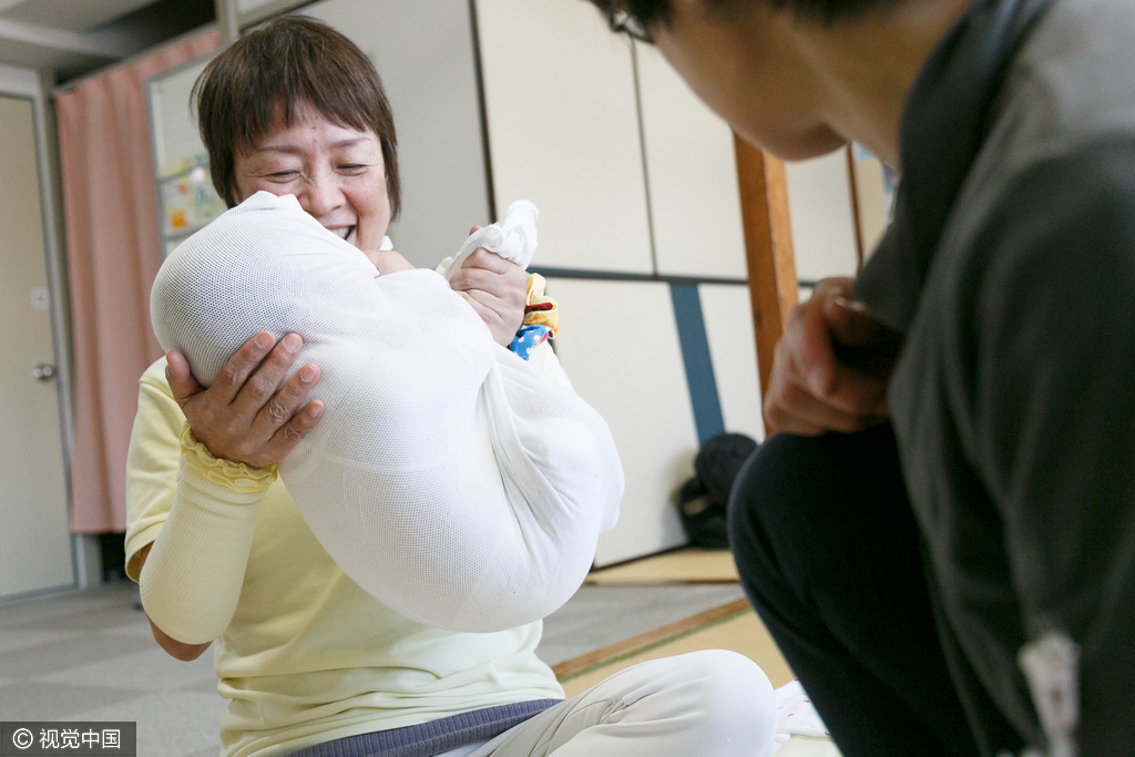日本奇葩减压法火爆 成人包裹 治疗腰酸背痛