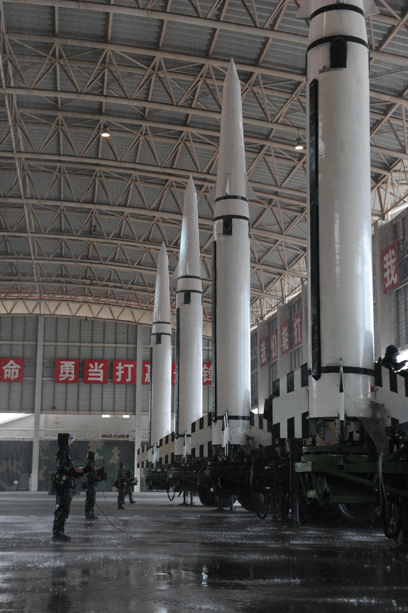 基地内进行了模拟大雨环境中装备保障的训练,期间df-15b短程弹道导弹