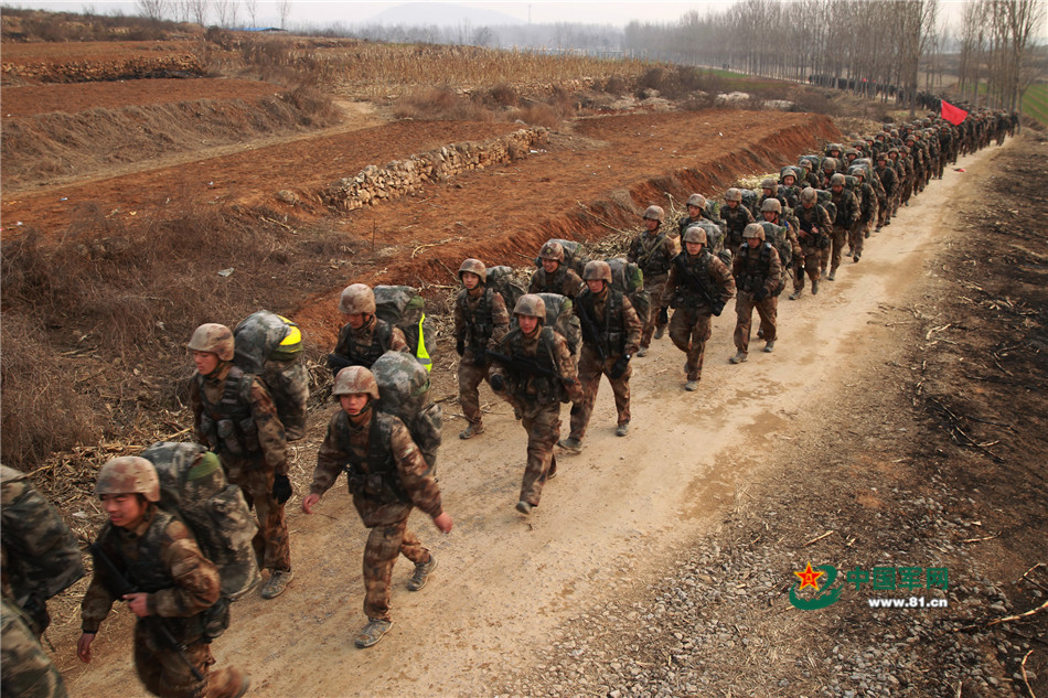 拉练新兵都有双铁脚板