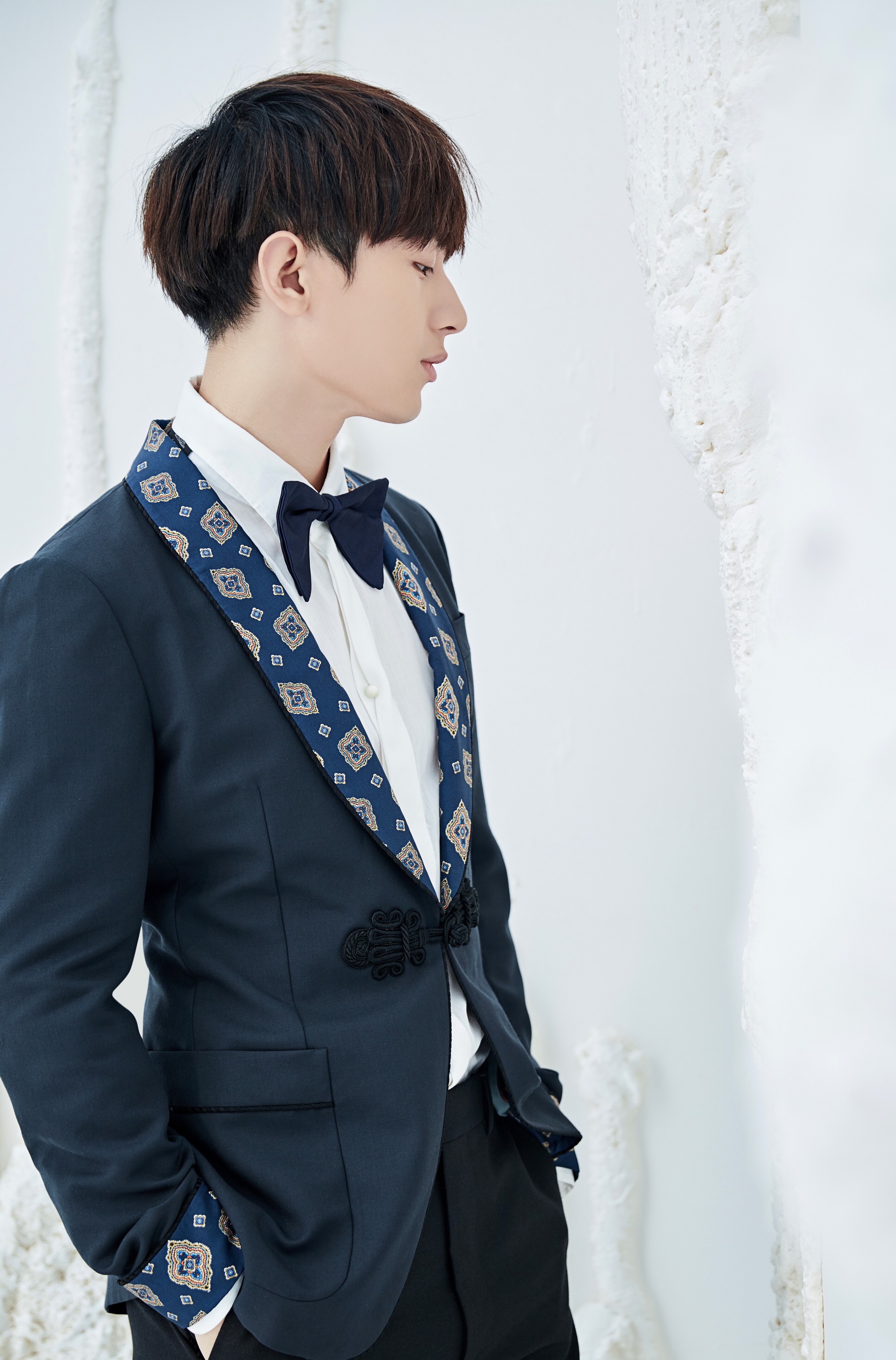 9 成毅复古写真低调优雅  慵懒笑容温暖纯真