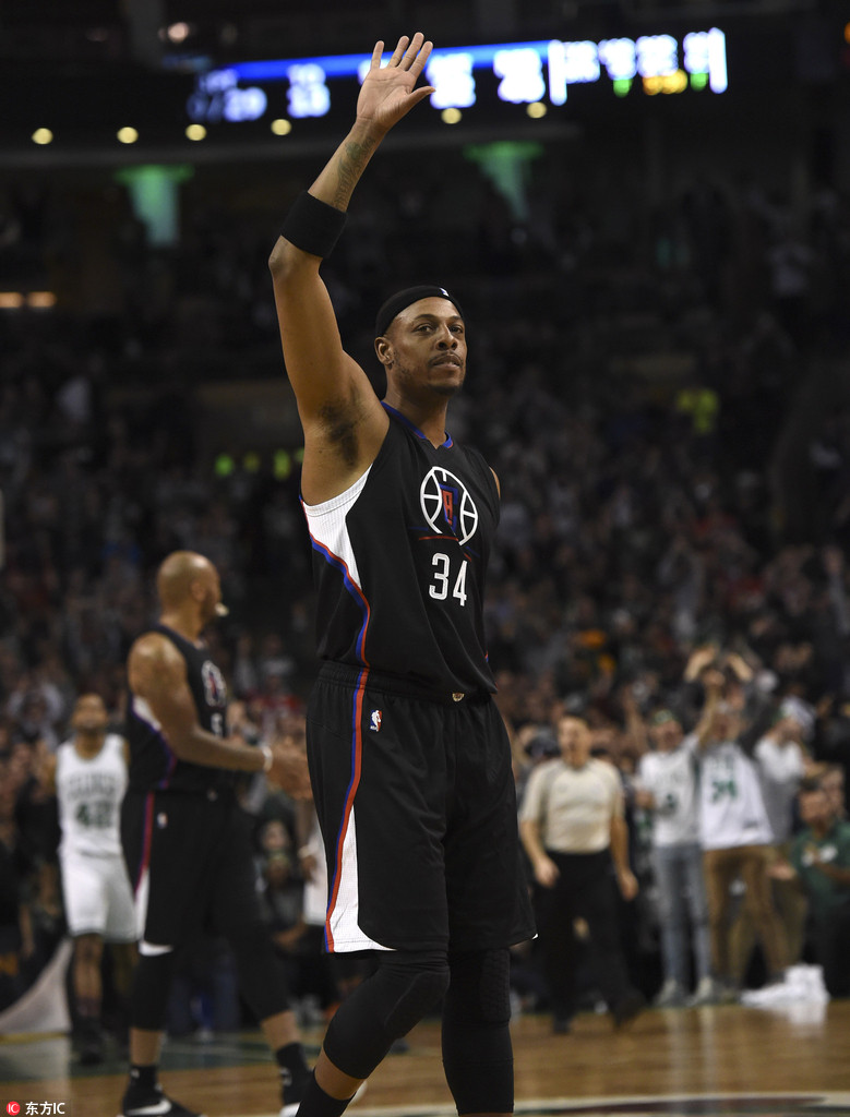 皮尔斯深情亲吻地板.   皮尔斯三分出手.   皮尔斯.   皮尔斯.