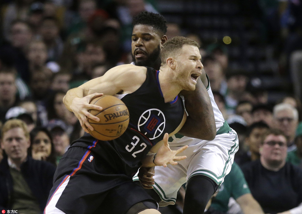 39岁皮队深情亲吻地板 保罗-皮尔斯.   皮尔斯.   小托马斯突破.