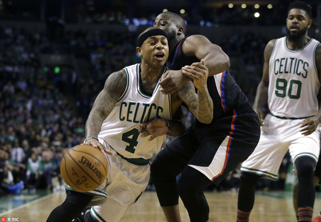 9/14 这一幕多少往昔!39岁皮队深情亲吻地板 保罗-皮尔斯.