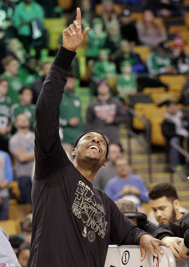 39岁皮队深情亲吻地板 保罗-皮尔斯.   皮尔斯.