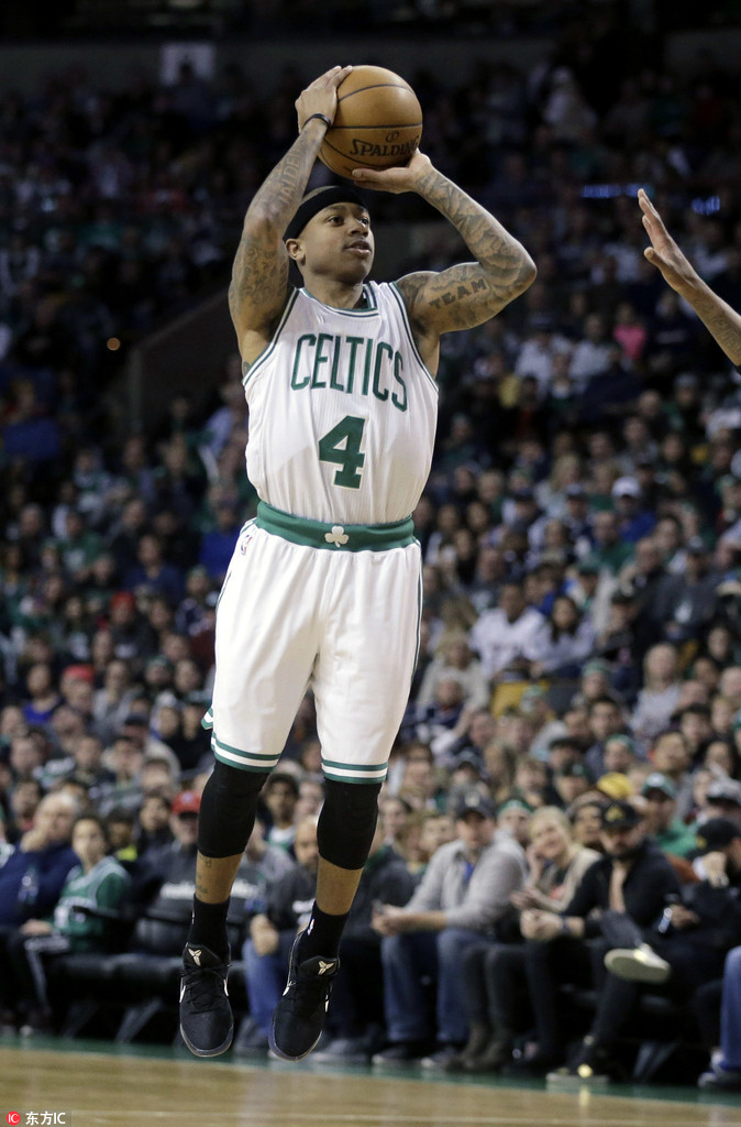 39岁皮队深情亲吻地板 保罗-皮尔斯.   皮尔斯.   小托马斯突破.