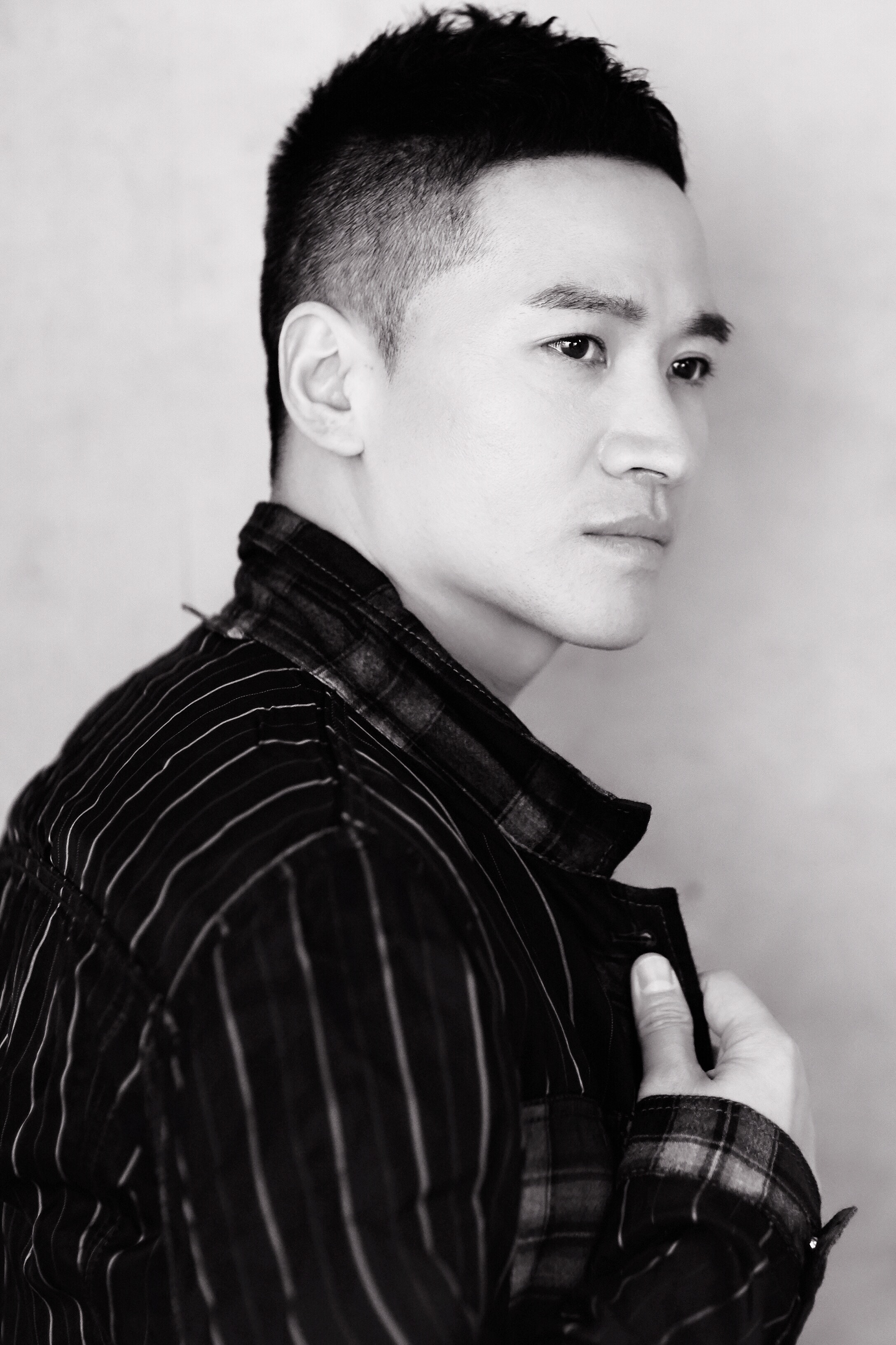 何晟铭帅气写真 公益单曲《母亲的微笑》将发