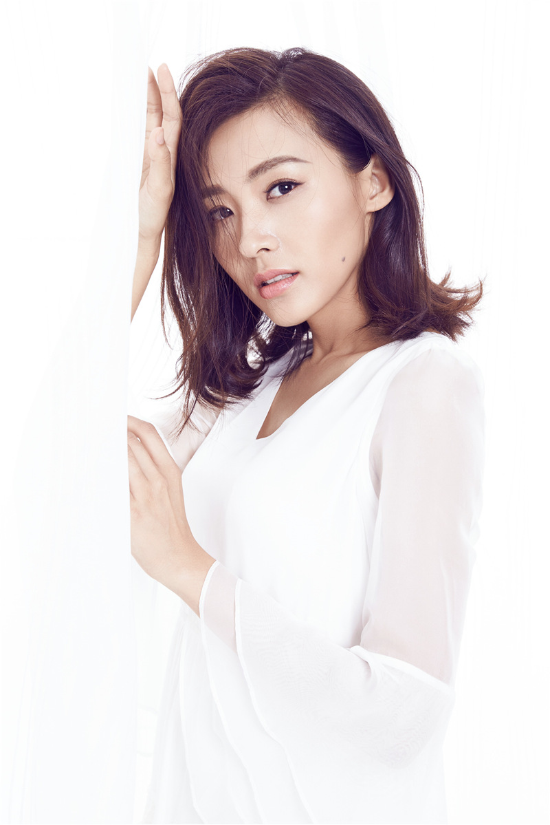 郑罗茜轻纱扶面撩人 无暇美肌抢镜