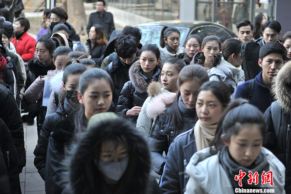 2017艺考进行时 北影草地美女一字马