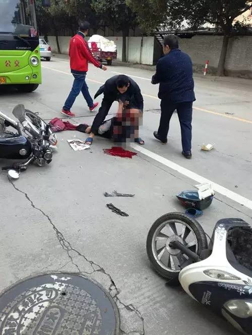 突发中山一老人遭遇车祸头部出血公交司机见状立刻下车