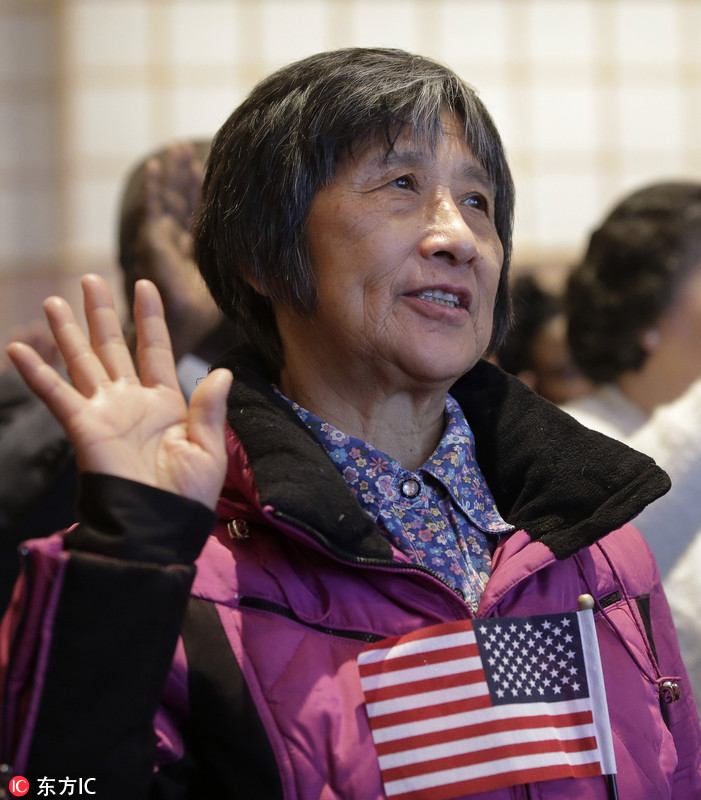 美国新公民宣誓入籍仪式举行中国移民参加