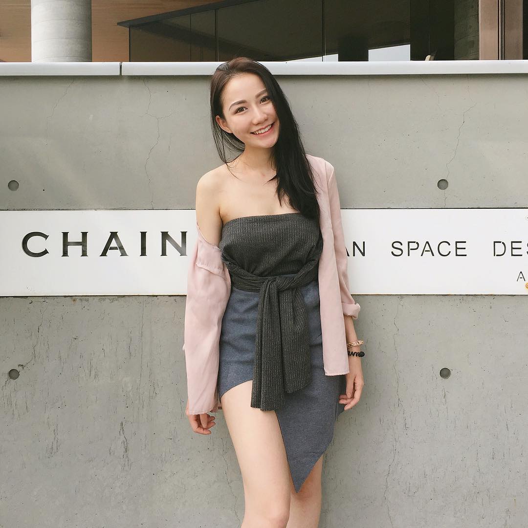 台湾服装系女大学生走红穿上自己设计的衣服