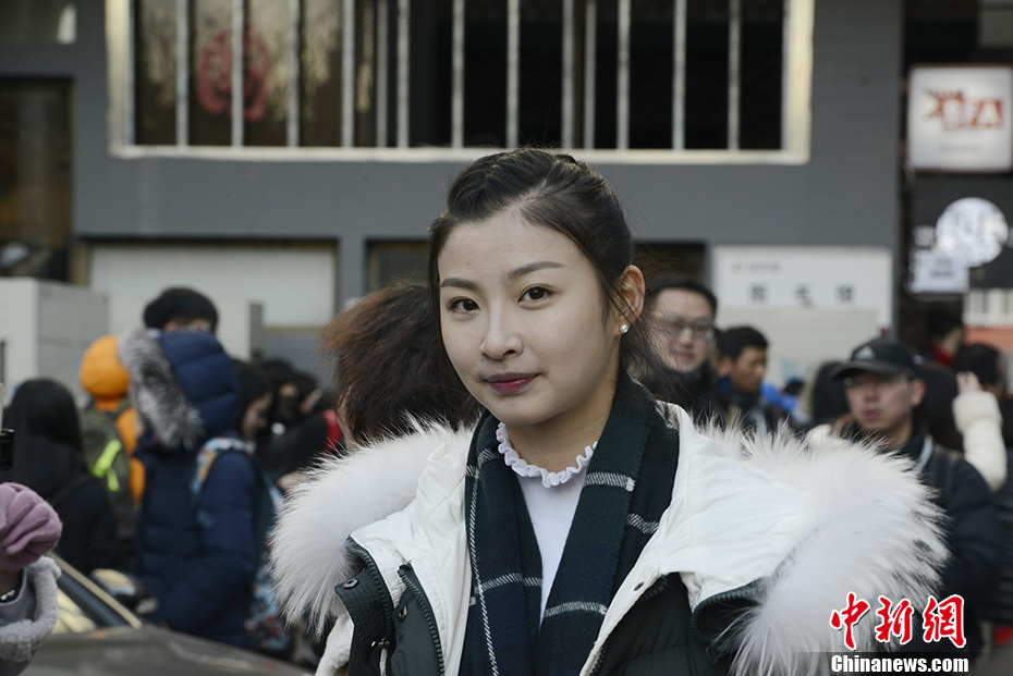 组图2017艺考进行时北影考生草地一字马吸睛