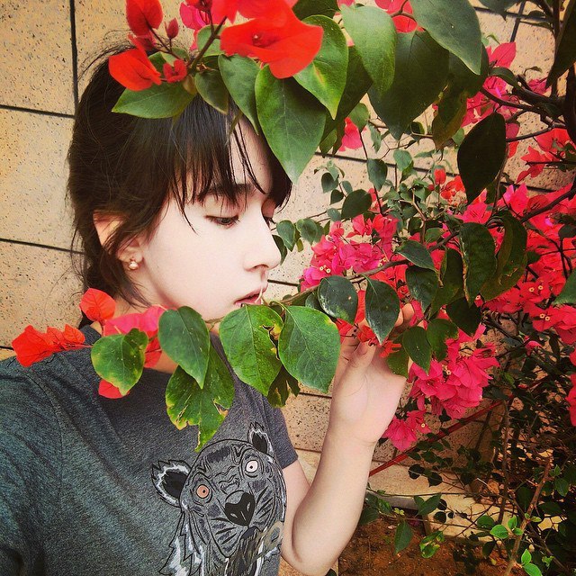 阿迪娜吸引了这么多关注不仅因为她五官清秀,气质出众.