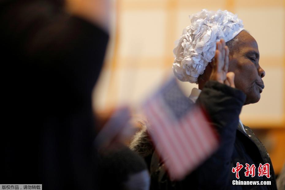 0余移民在波士顿宣誓成为美国公民